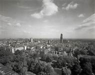 84416 Overzicht van een deel van de stad Utrecht vanaf het 3e Administratiegebouw van de Nederlandsche Spoorwegen op ...